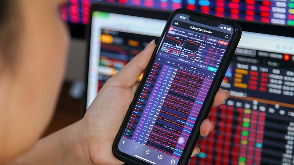 Áp lực bán mạnh trên diện rộng kéo VN-Index giảm sâu 