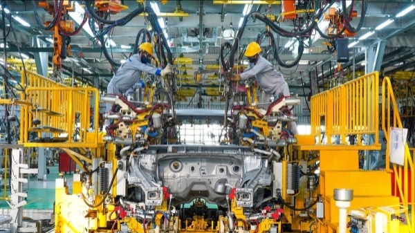 PMI tháng 5 bất ngờ tăng lên 52,8 điểm