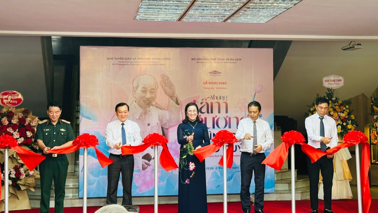 Khai mạc triển lãm 'Những tấm gương bình dị mà cao quý'