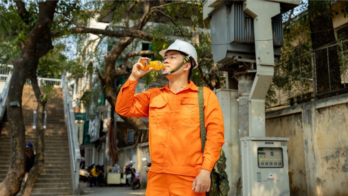 Muôn kiểu chống nóng của người dân Hà Nội