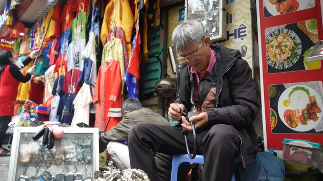 Nhịp sống sôi động trên phố Lương Văn Can