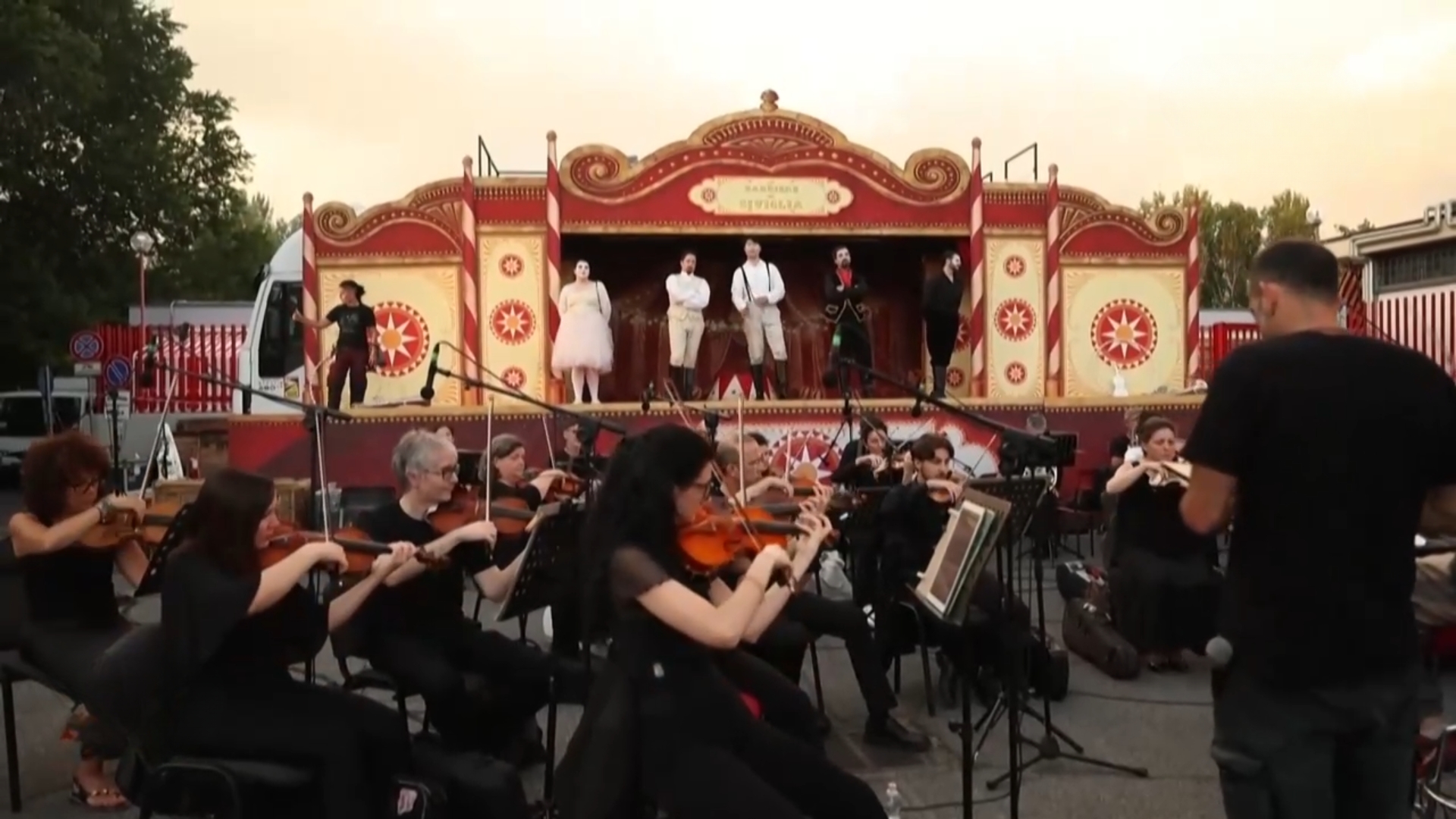Độc đáo nhà hát opera trên xe tải ở bãi đậu xe