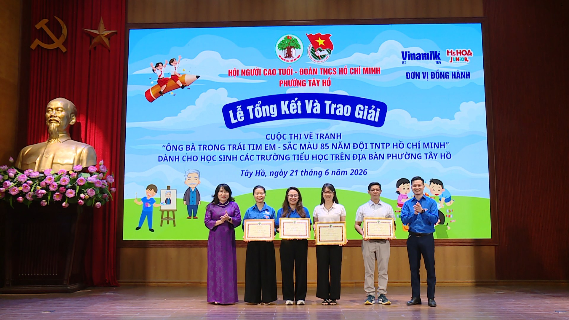 Phường Tây Hồ trao giải thi vẽ tranh 'Ông bà trong trái tim em'
