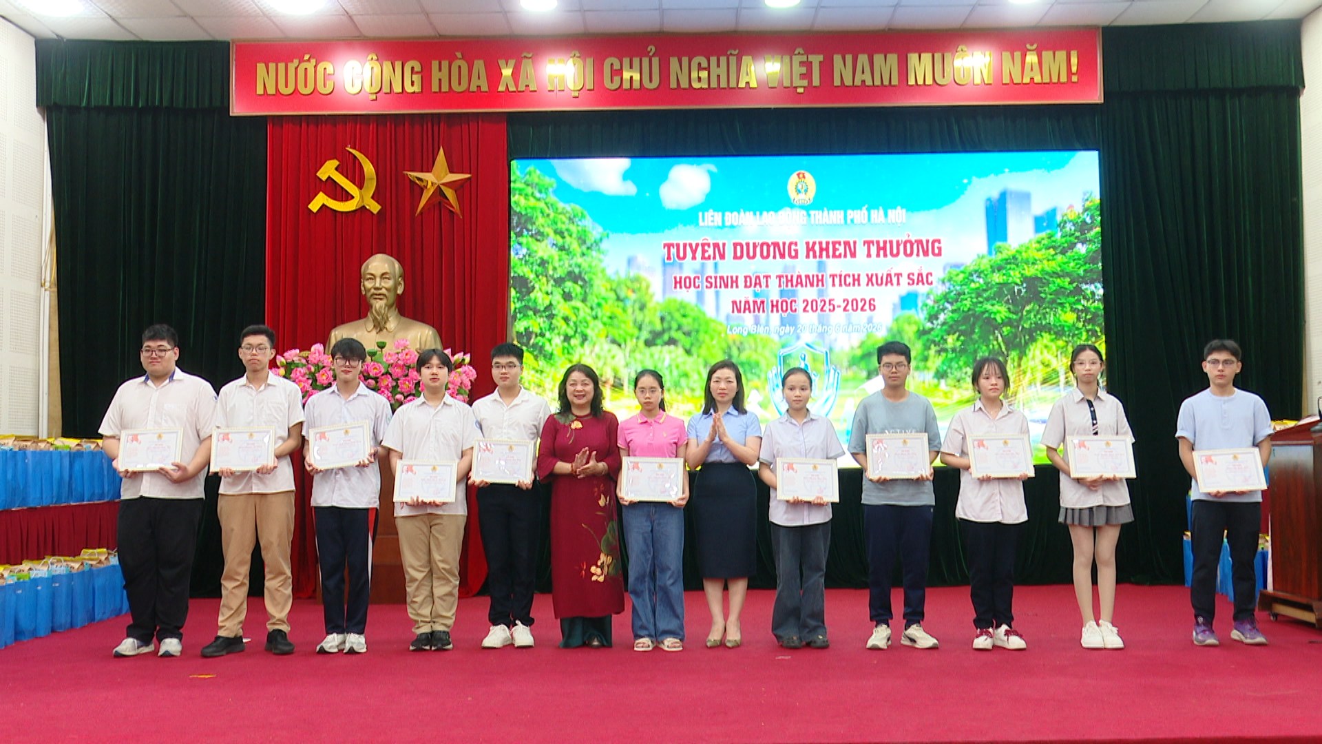 Khen thưởng học sinh đạt thành tích xuất sắc năm học 2025-2026