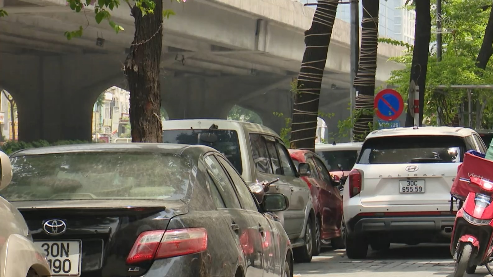 Đường Khuất Duy Tiến ngổn ngang xe đỗ sai quy định