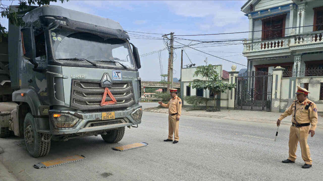 Xử lý xe quá tải trên các tuyến trọng điểm