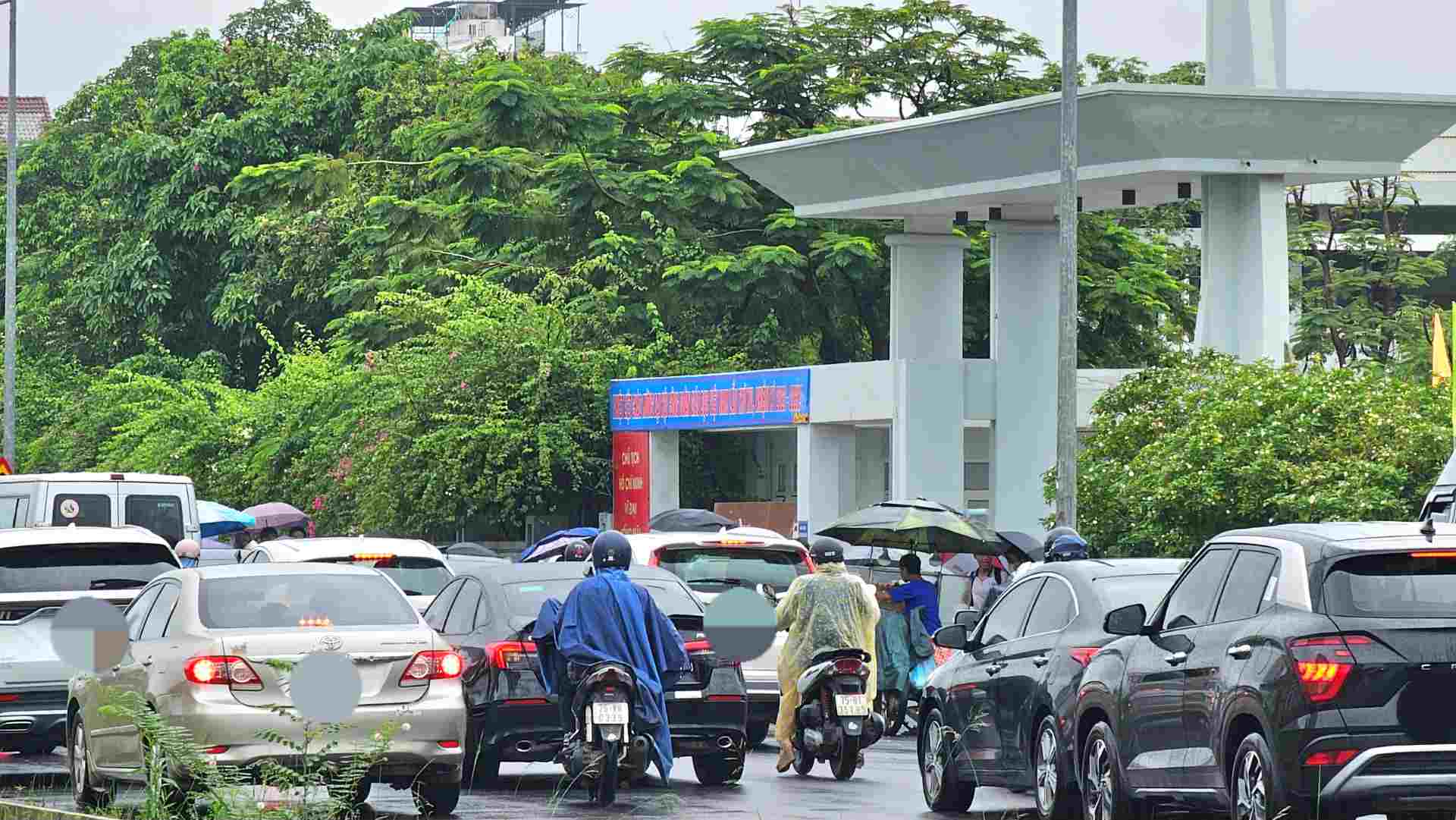 Thiếu bãi đỗ xe, ô tô đỗ tràn lan trước cổng trường