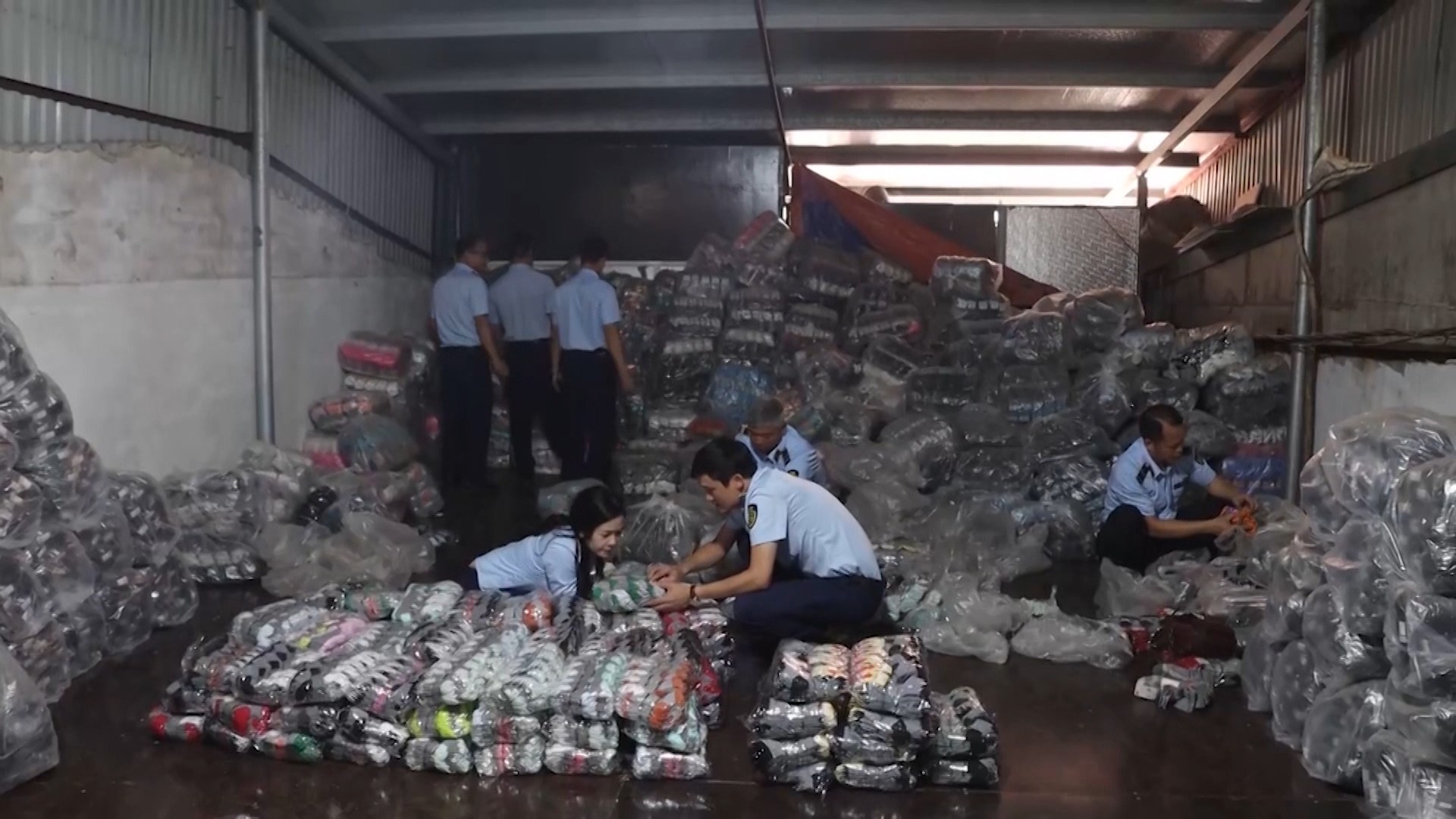 Hàng ngàn sản phẩm nghi giả mạo nhãn hiệu bị phát hiện