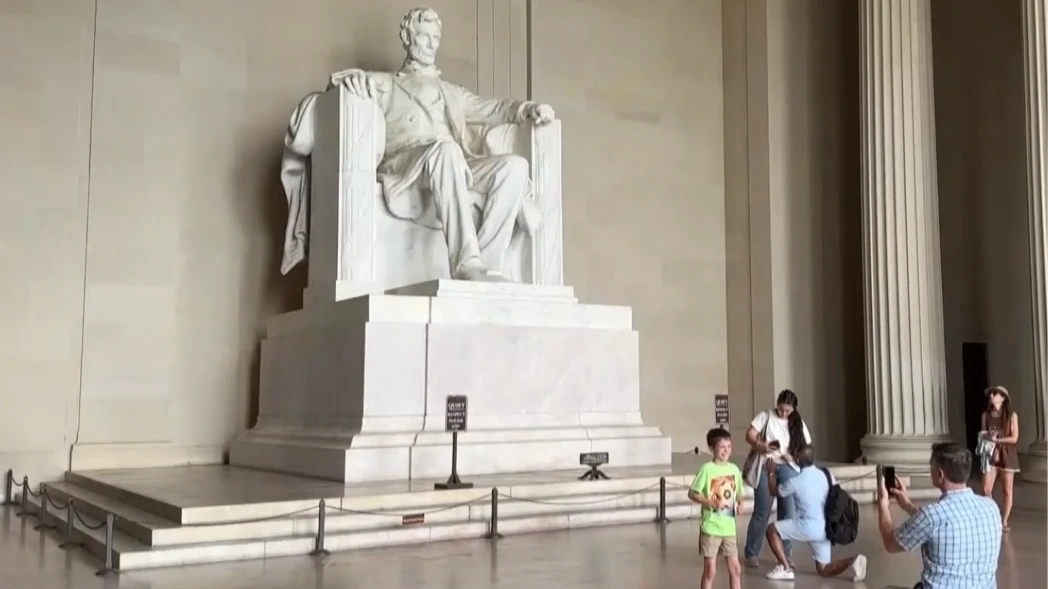 Mỹ mở cửa hầm ngầm Đài tưởng niệm Lincoln đón khách tham quan