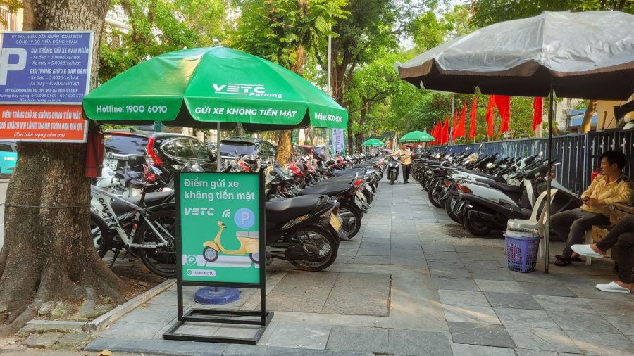 100% điểm trông giữ xe ở Hà Nội chuyển sang thu phí điện tử