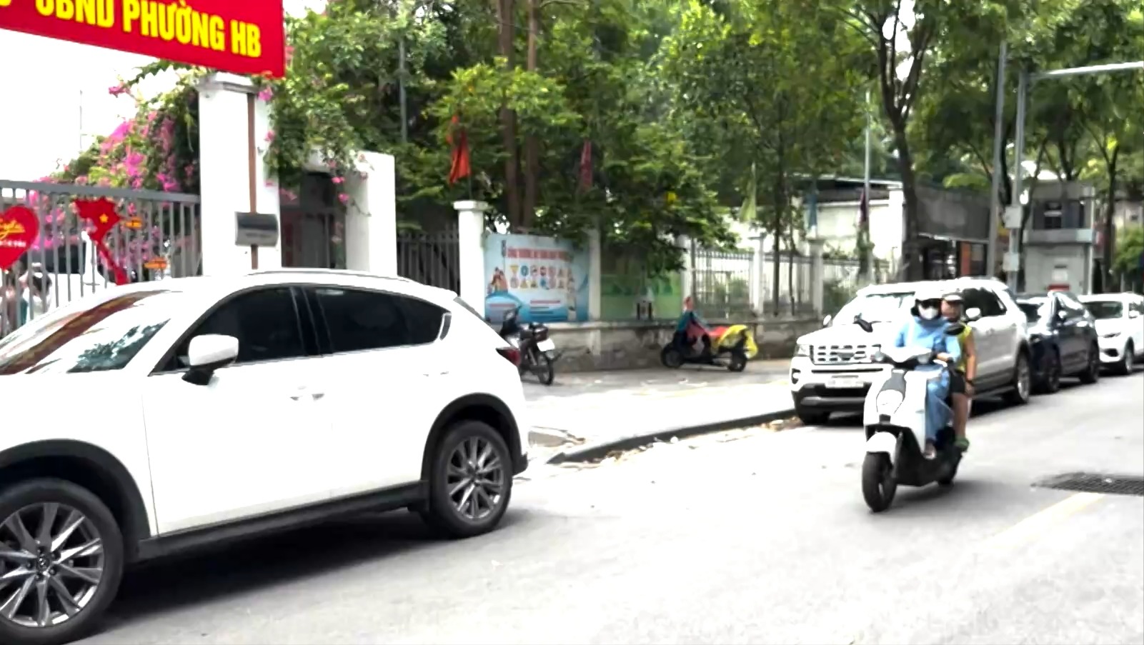 Xe dừng đỗ lộn xộn trên phố Hòa Mã