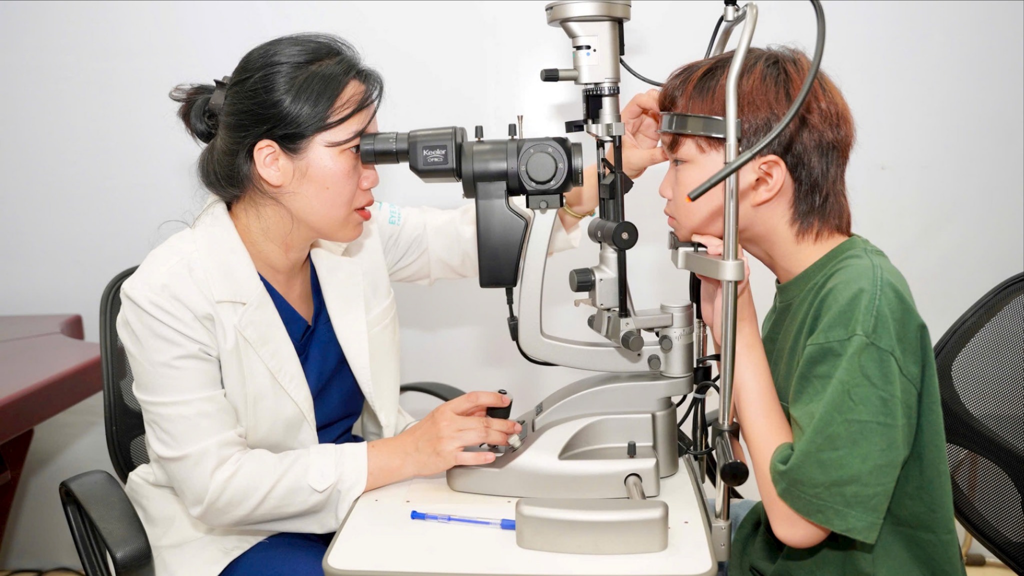 Khám mắt định kỳ giúp phát hiện sớm cận thị ở trẻ