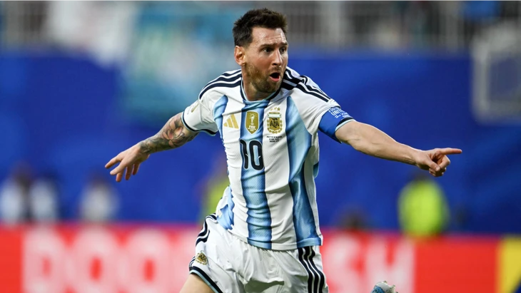 Kỷ lục của Messi giúp Argentina sớm giành vé đi tiếp