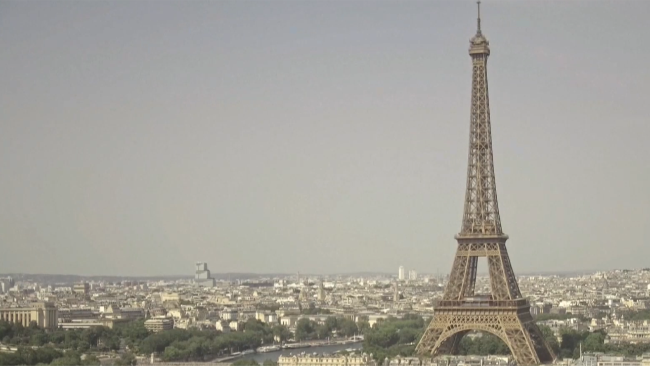 Pháp rút ngắn thời gian tham quan tháp Eiffel do nắng nóng 