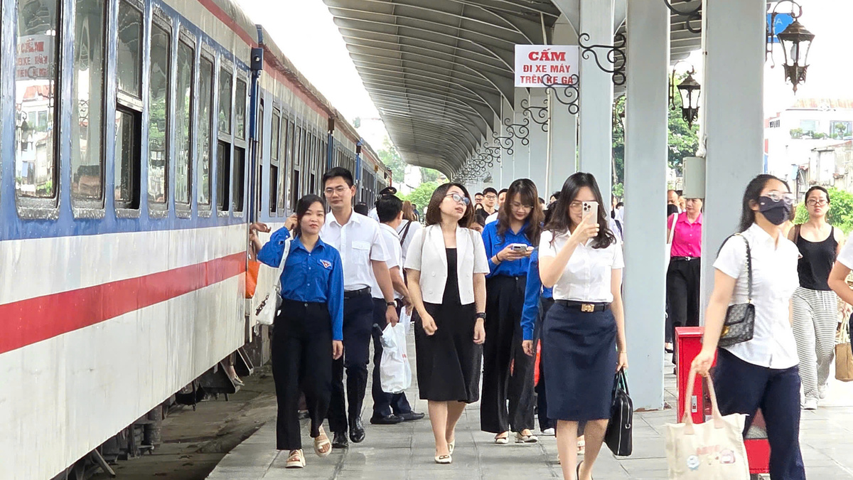 Mở 'Đoàn tàu Bạch Mai' đưa đón y, bác sĩ giữa Hà Nội và Ninh Bình