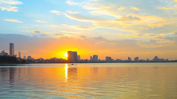 Đón bình minh ở hồ Tây