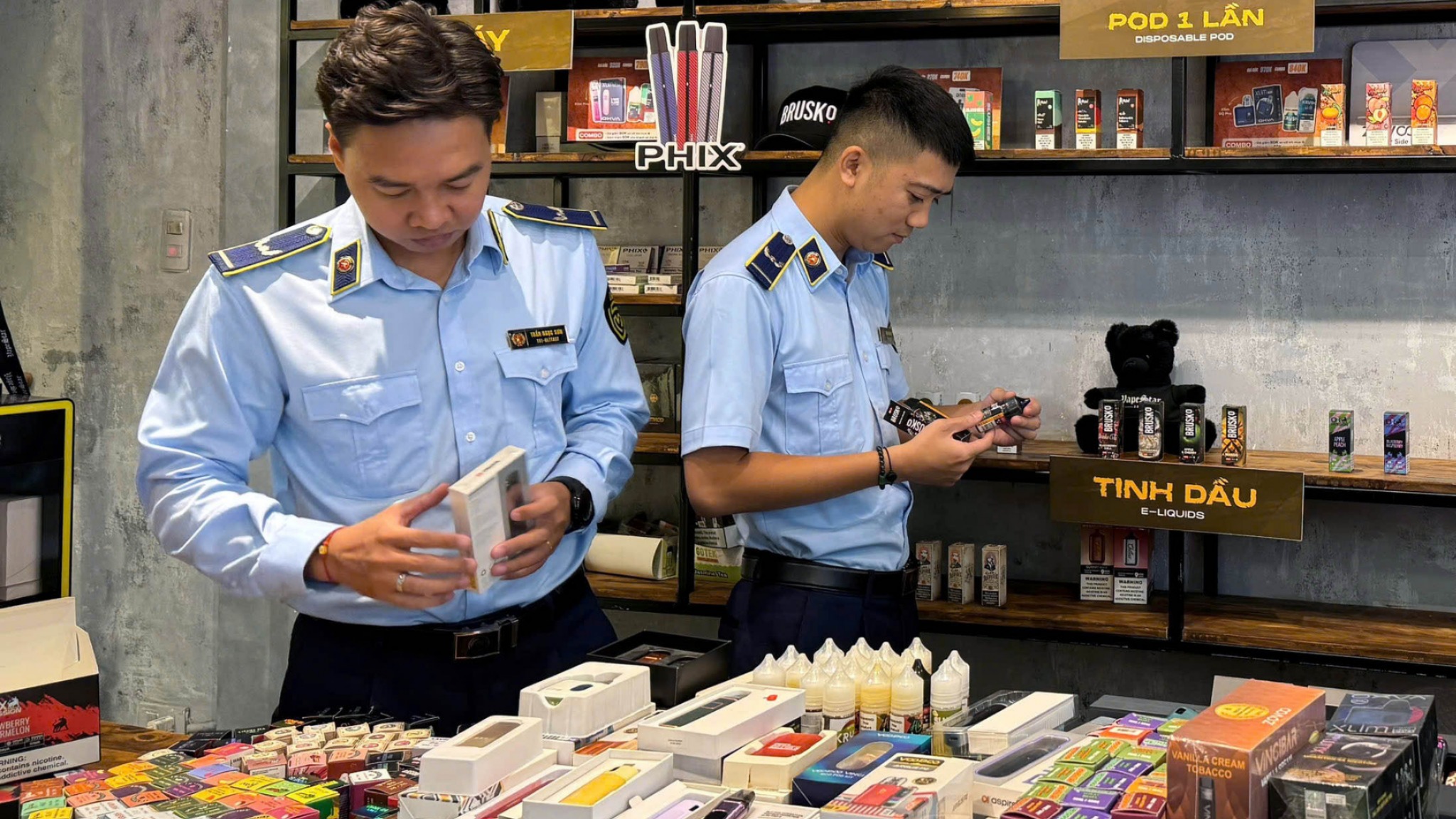 Thuốc lá điện tử - Luật có, sao vẫn bán tràn lan?