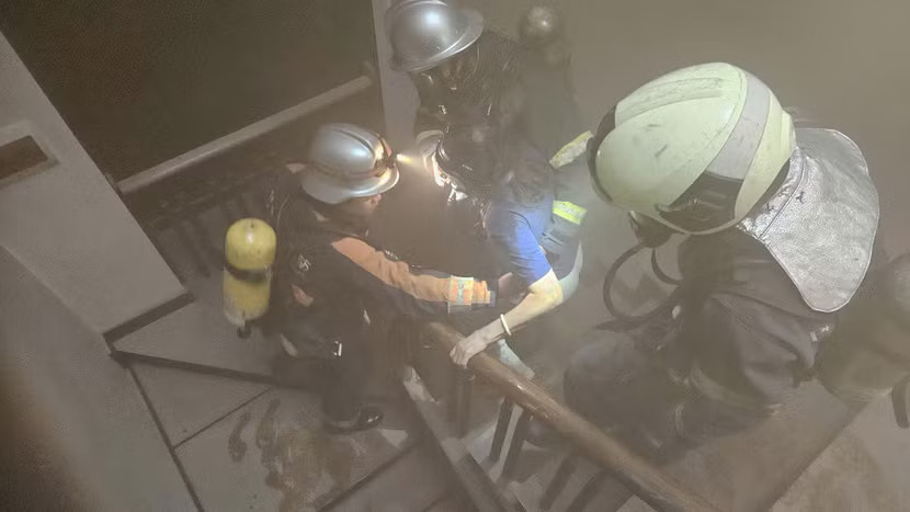Kịp thời cứu cụ bà 70 tuổi ra khỏi đám cháy