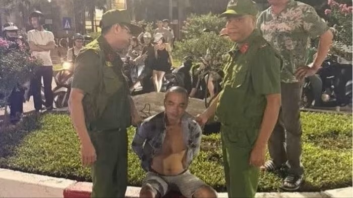 Khống chế đối tượng cầm dao đe dọa người đi đường