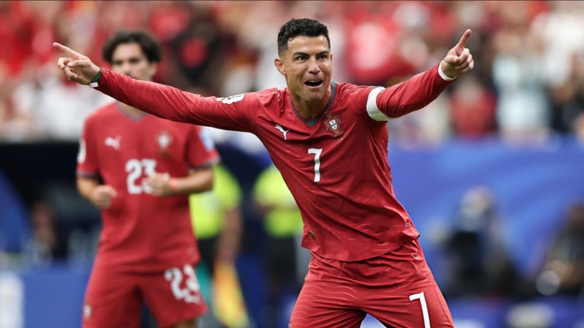 Ronaldo giúp Bồ Đào Nha thắng đậm Uzbekistan