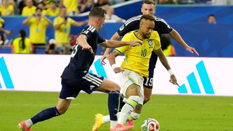 Brazil giành ngôi nhất bảng trong ngày Neymar tái xuất