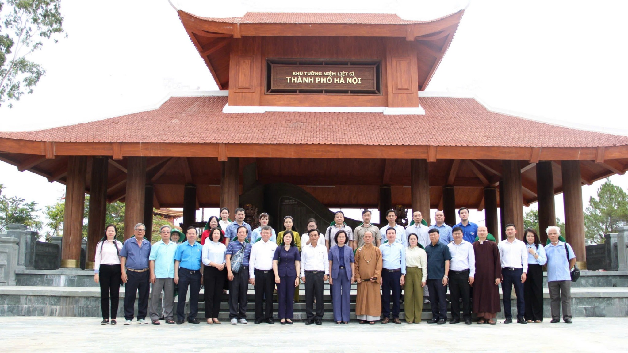 Đoàn đại biểu Hà Nội viếng Anh hùng Liệt sỹ tại Quảng Trị