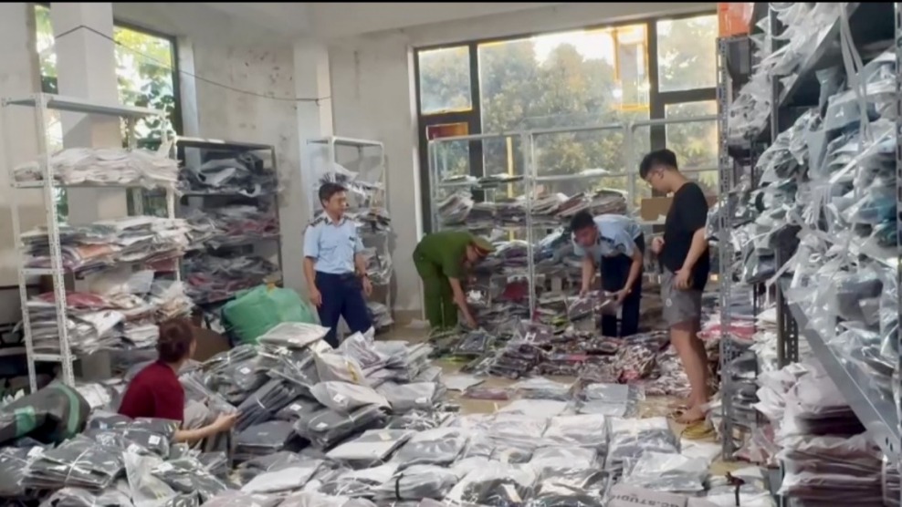 Phát hiện hơn 2.500 sản phẩm quần áo giả mạo thương hiệu tại Hà Nội