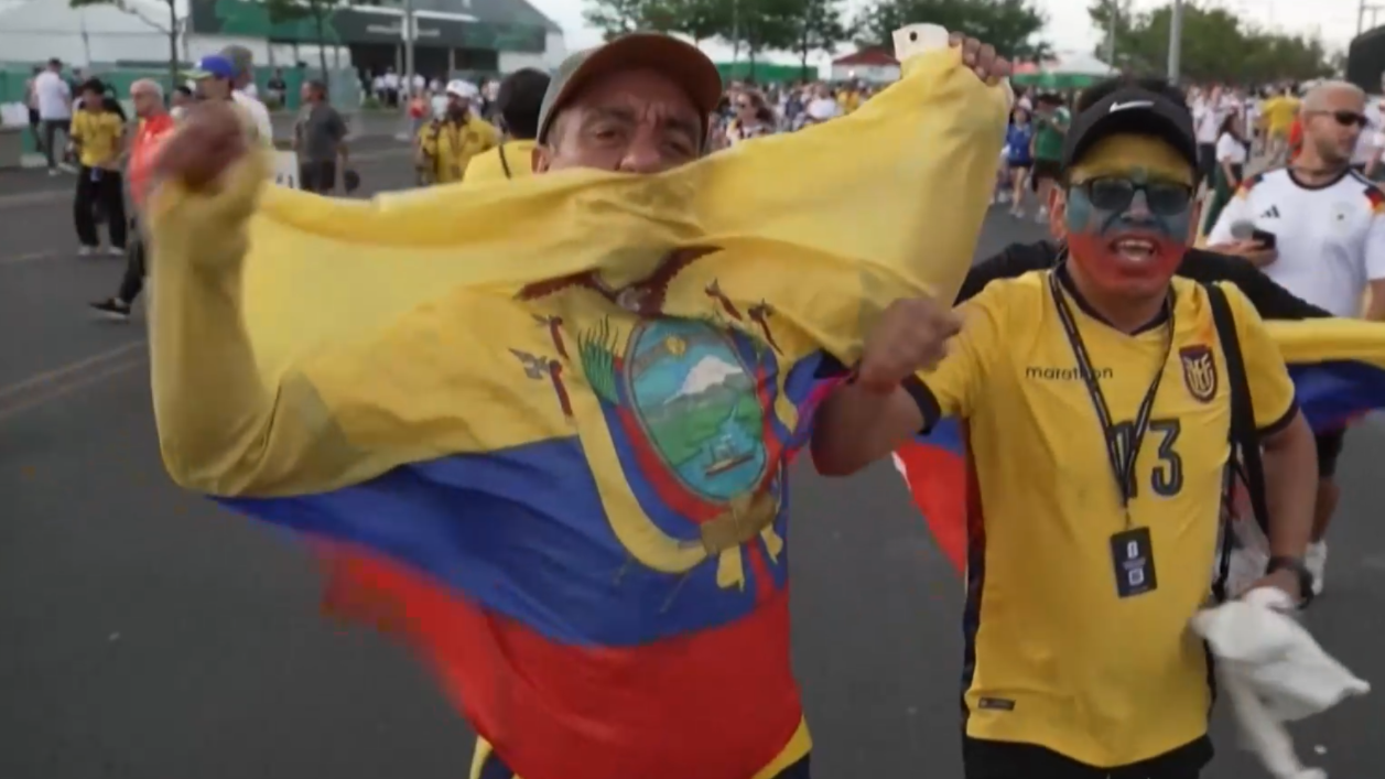 CĐV Ecuador ăn mừng chiến thắng lịch sử trước ĐT Đức