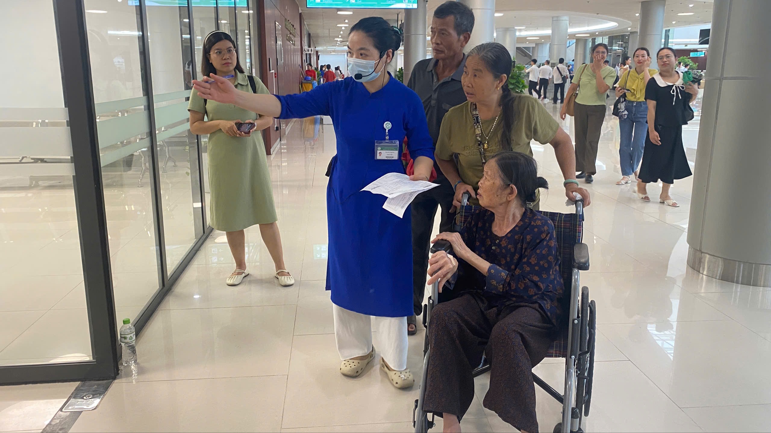 Người dân phấn khởi đến khám tại Bệnh viện Bạch Mai cơ sở Ninh Bình trong ngày khai trương