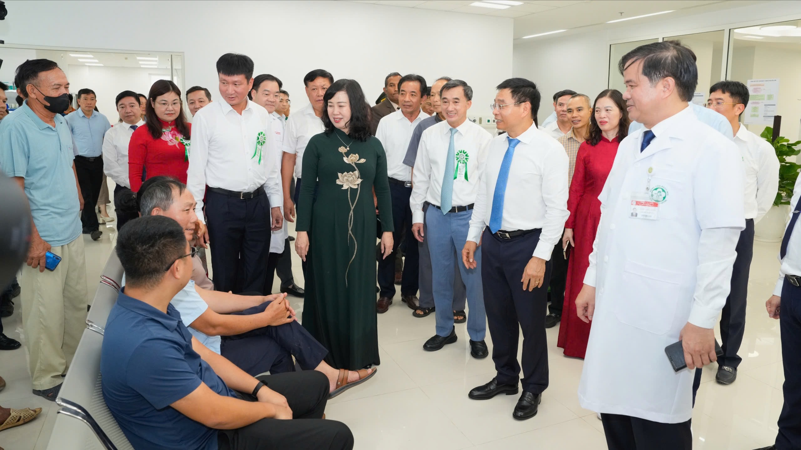 Hàng nghìn người bệnh đến khám tại Bệnh viện Bạch Mai cơ sở Ninh Bình trong ngày khai trương