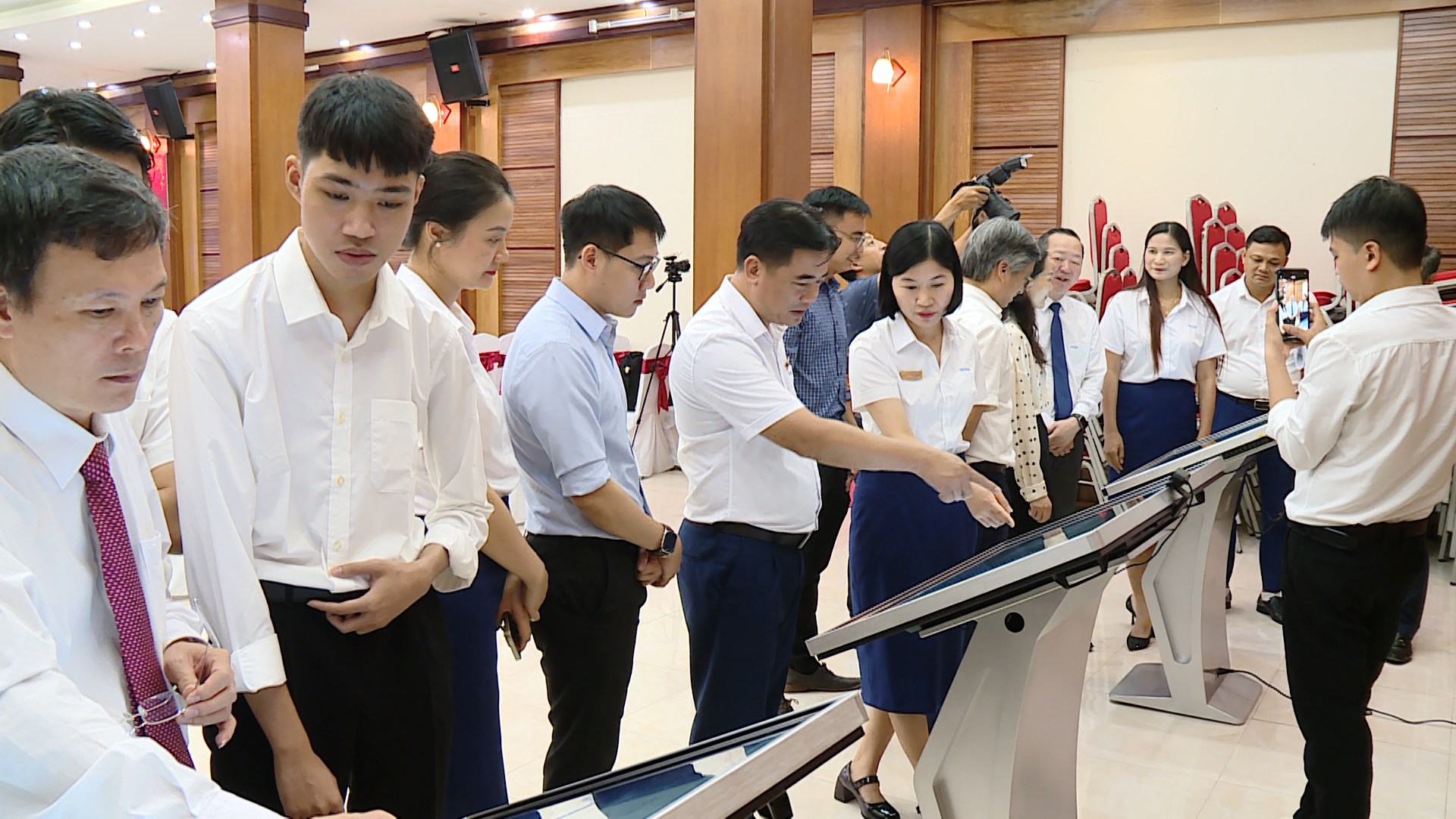 Ra mắt hệ sinh thái chuyển đổi số toàn diện ứng dụng AI