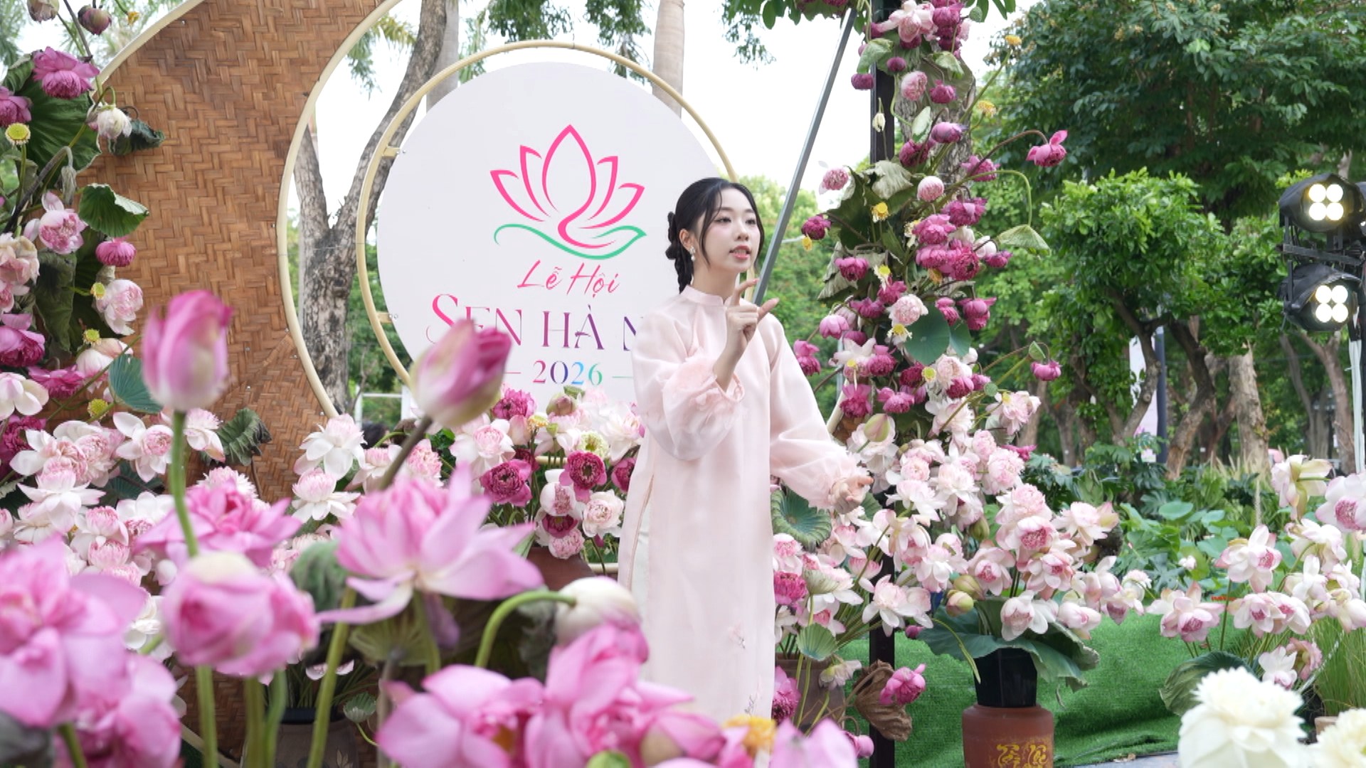 Tối nay bế mạc Lễ hội Sen Hà Nội