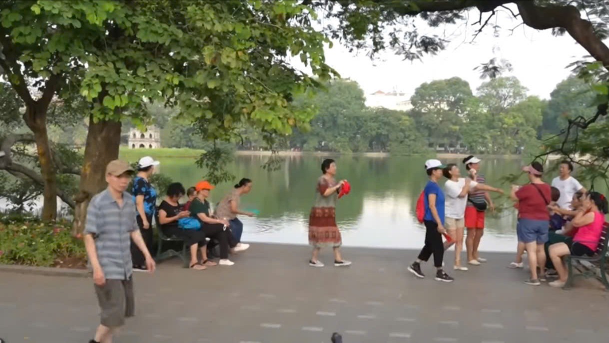 Sớm mùa hè bình yên ở hồ Gươm