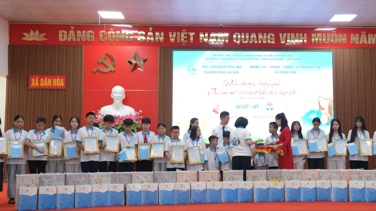 Ngày hội 'Chắp cánh ước mơ cho con' tại làng Tri Lễ