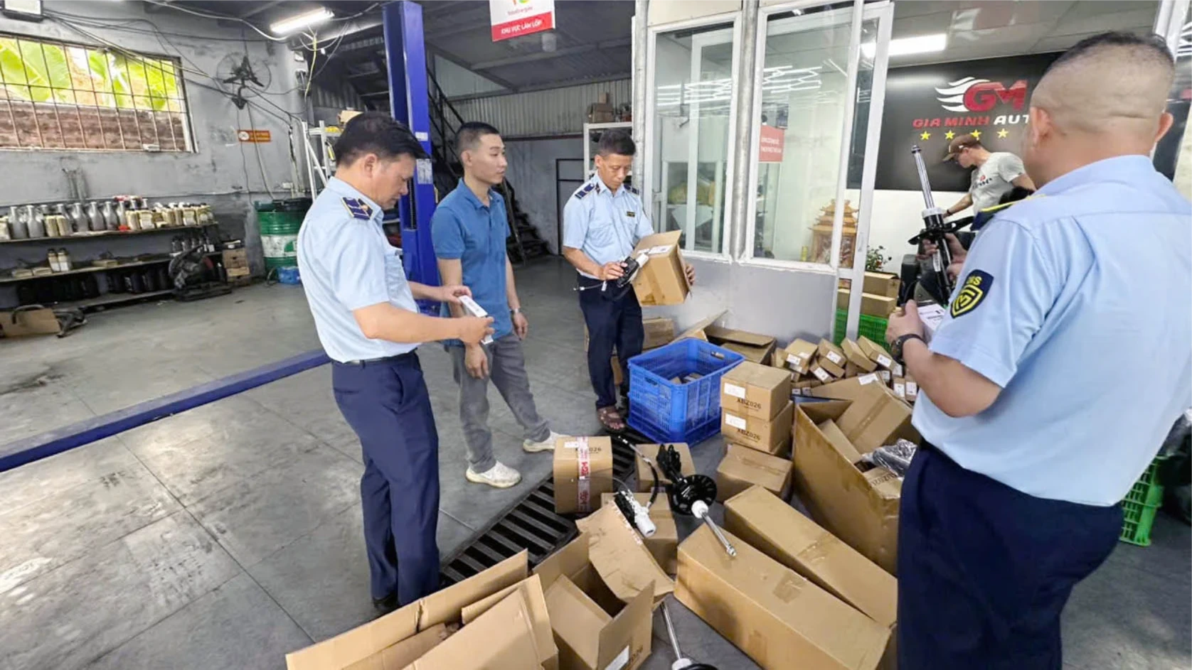 Phát hiện hàng trăm phụ tùng ô tô giả mạo nhãn hiệu