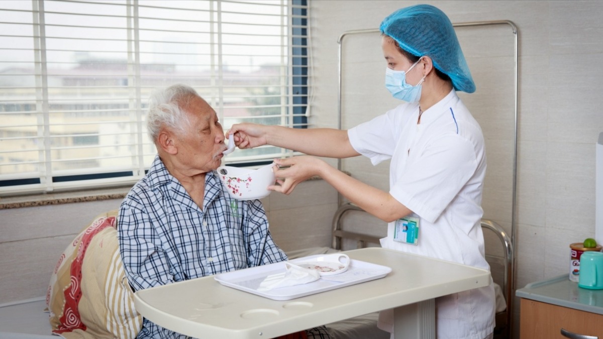 Áp lực chăm sóc người cao tuổi khi dân số già kèm theo nhiều bệnh tật