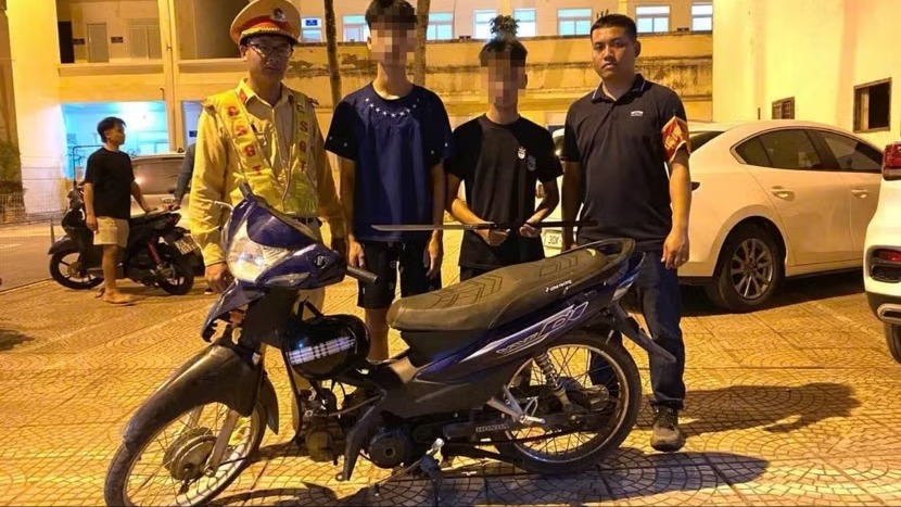 Mang kiếm đi 'phòng thân', hai thiếu niên bị lực lượng chức năng phát hiện