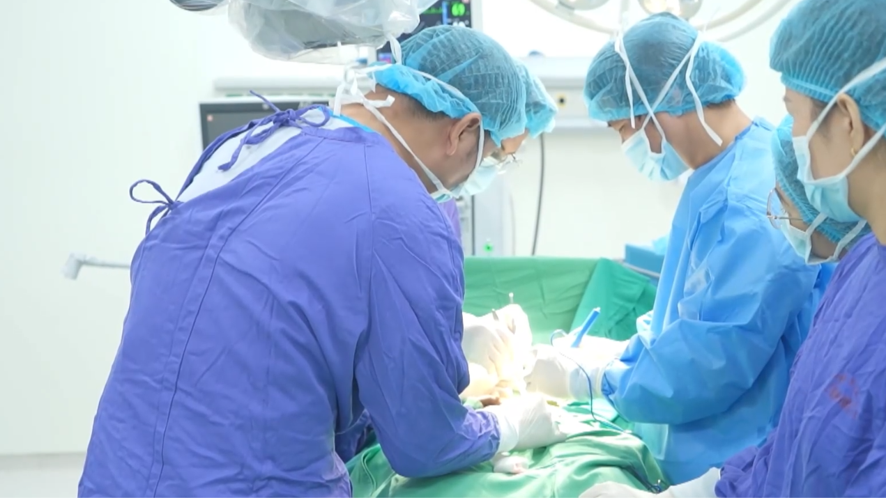 Bệnh viện E ghép thận tự thân, cứu bệnh nhân đa chấn thương