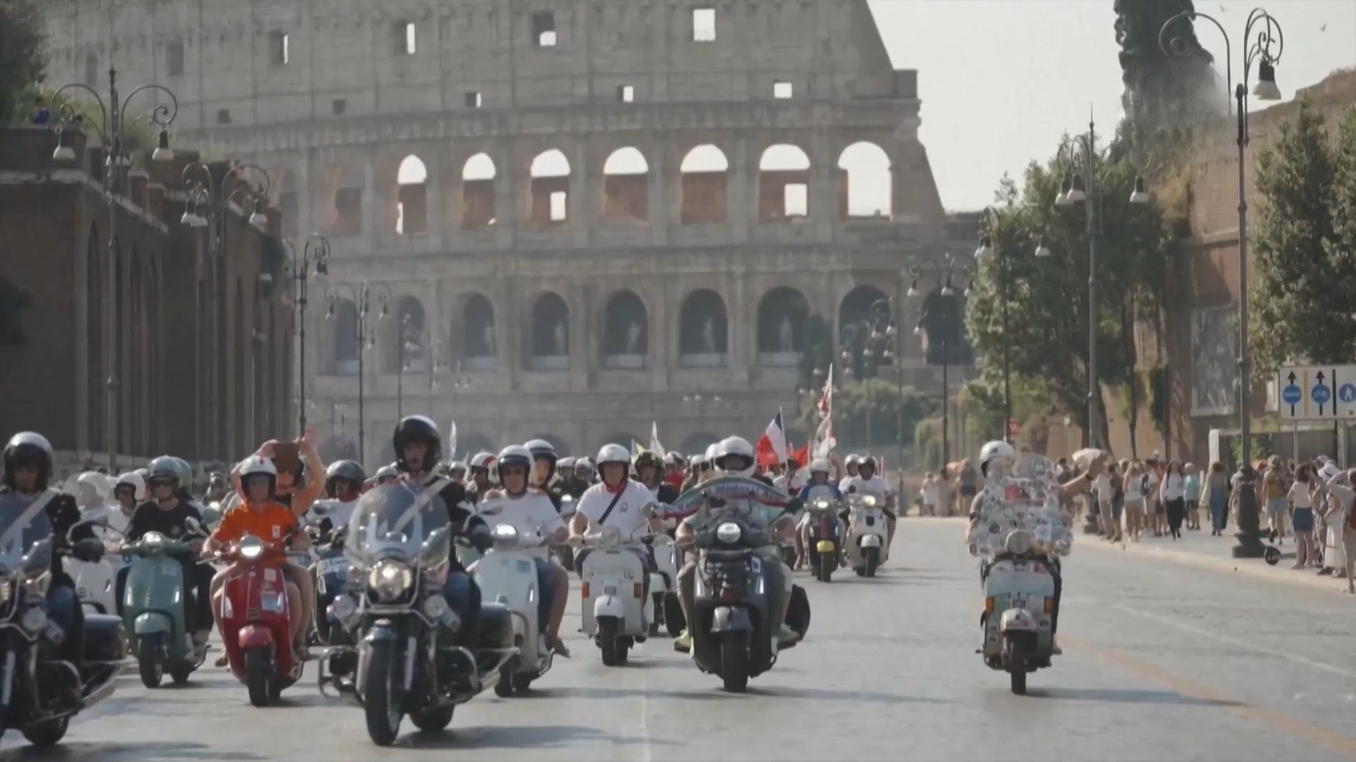 Hàng nghìn xe Vespa diễu hành kỷ niệm 80 năm tại Rome