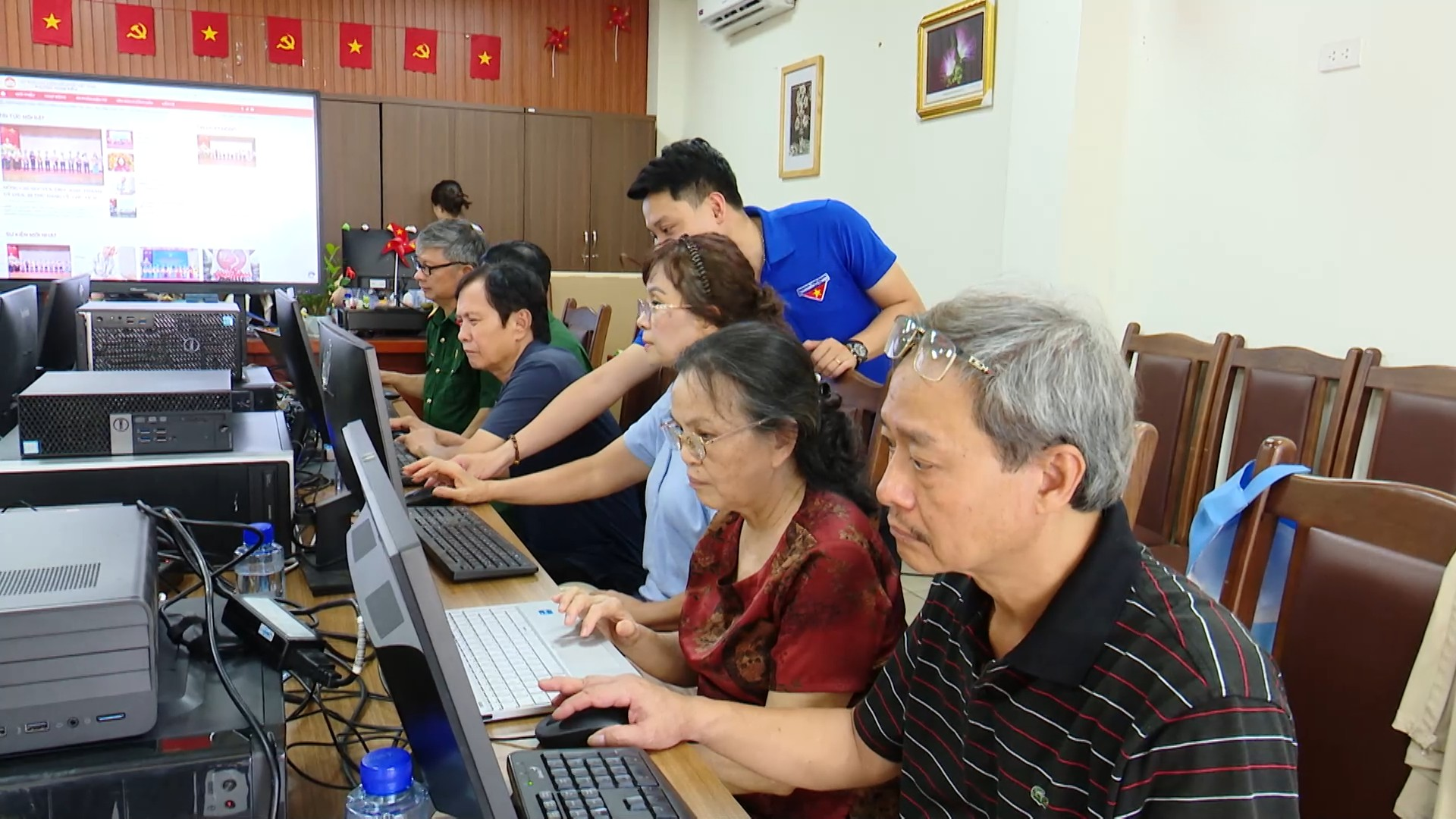 Hoàn Kiếm đẩy mạnh chuyển đổi số để phục vụ tốt hơn | Chuyển đổi số | 03/06/2026