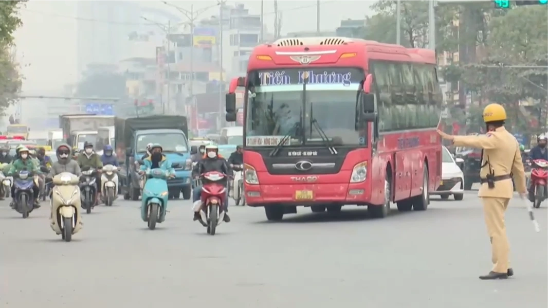 Đề xuất phạt nặng xe chở khách 'trá hình'