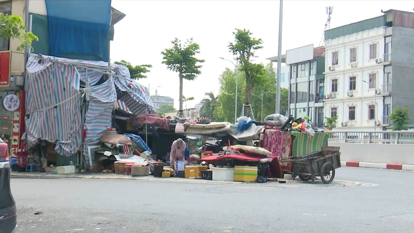 Phố Định Công nhếch nhác vì tình trạng chiếm dụng vỉa hè