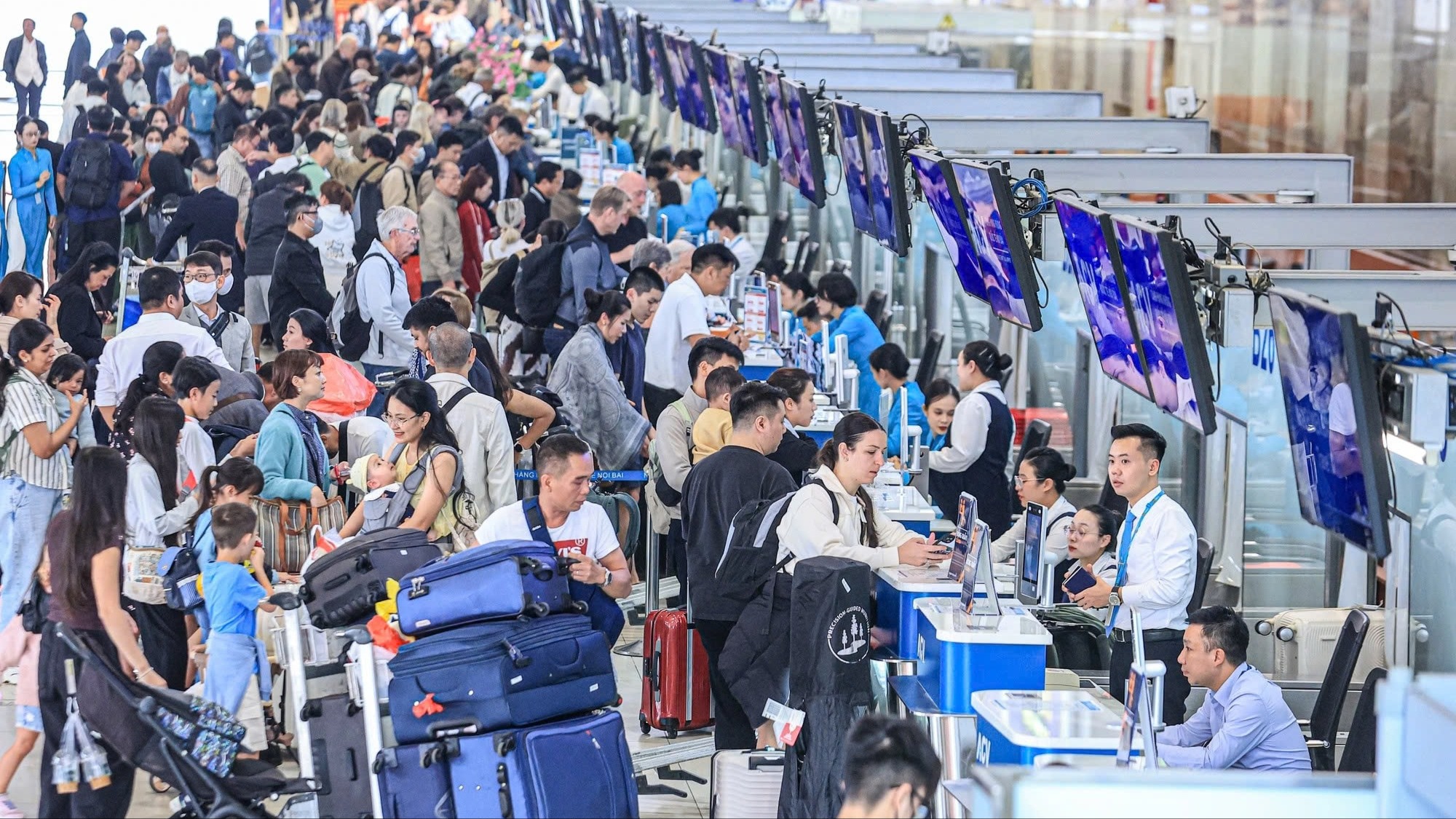Lượng khách quốc tế đến Việt Nam bằng hàng không chiếm 82,3%