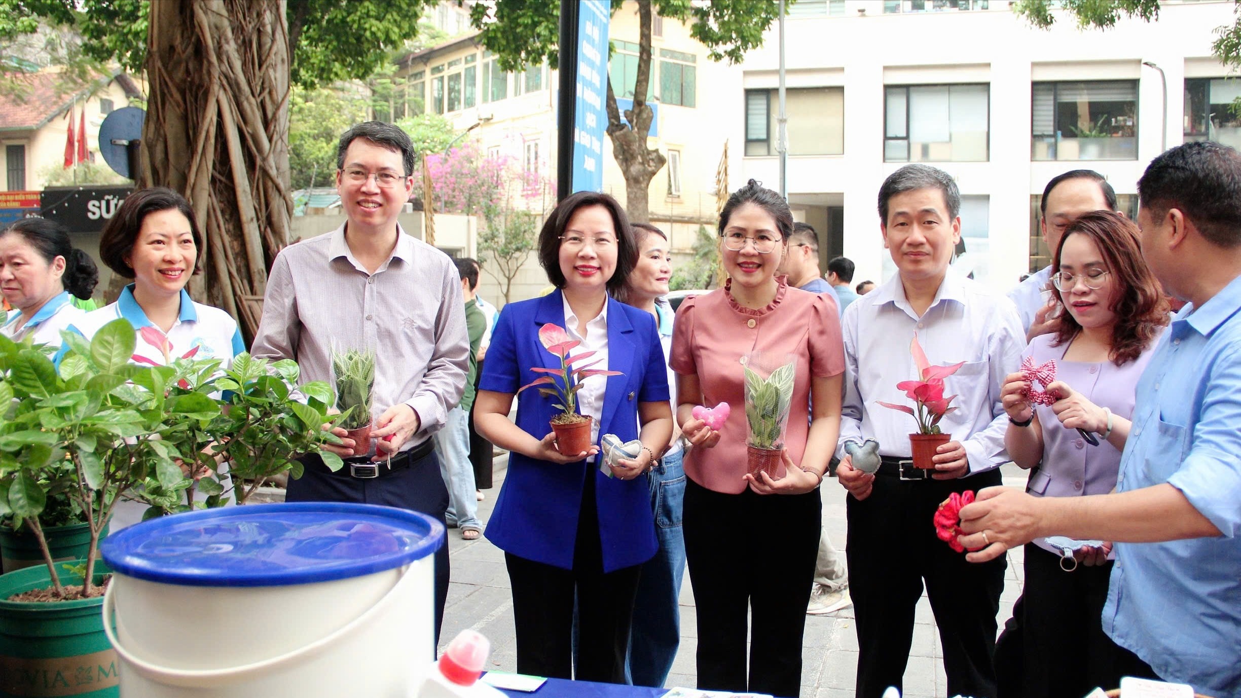 Phường Cửa Nam hưởng ứng phong trào thi đua bảo vệ môi trường