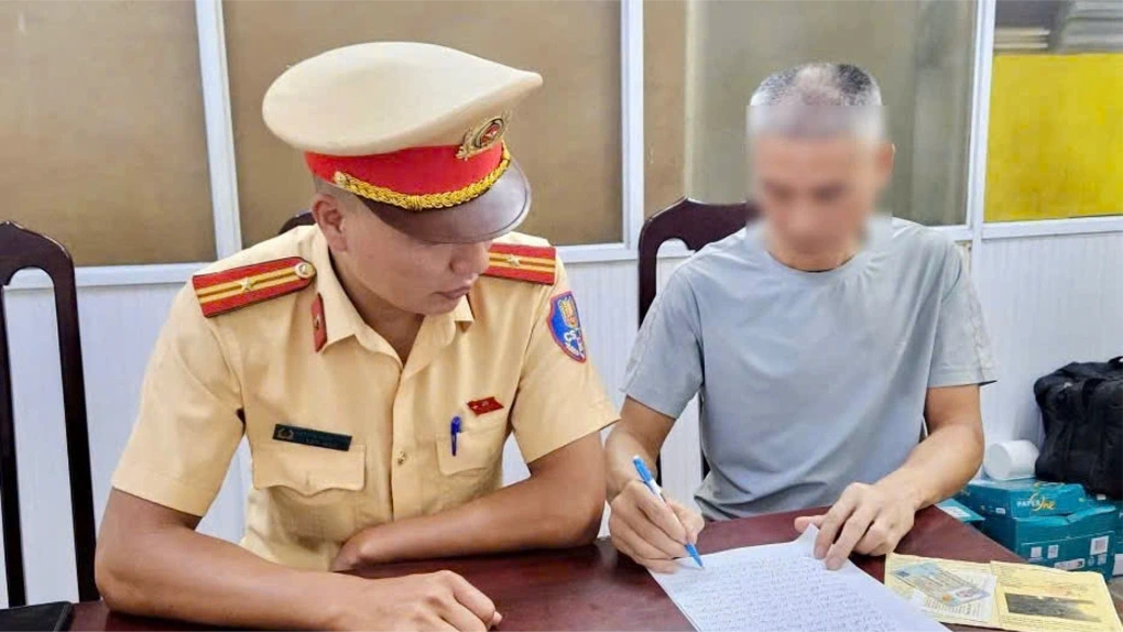Phạt lái xe làm rơi đất ra đường Võ Chí Công