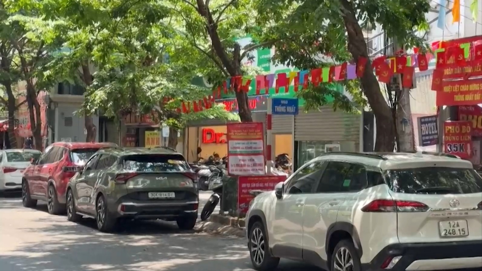 Xe đỗ tràn lan trên đường Đại La, cản trở giao thông 
