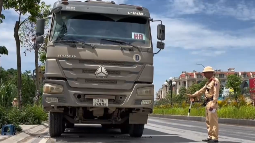 CSGT kiểm tra hoạt động vận chuyển vật liệu xây dựng