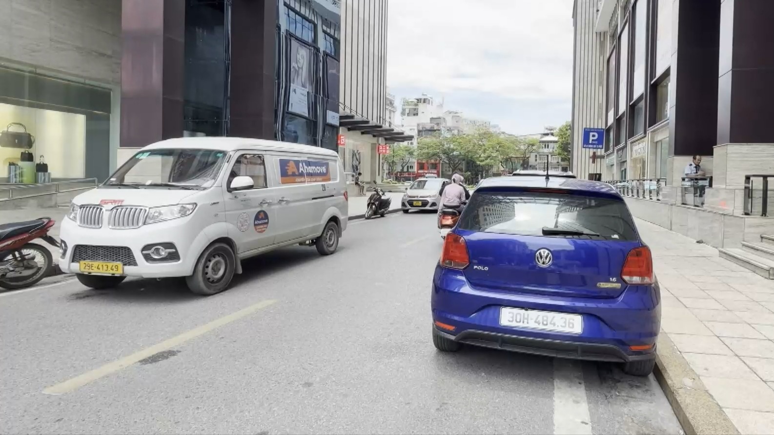  Cần chấm dứt tình trạng xe dừng đỗ trái phép trên phố