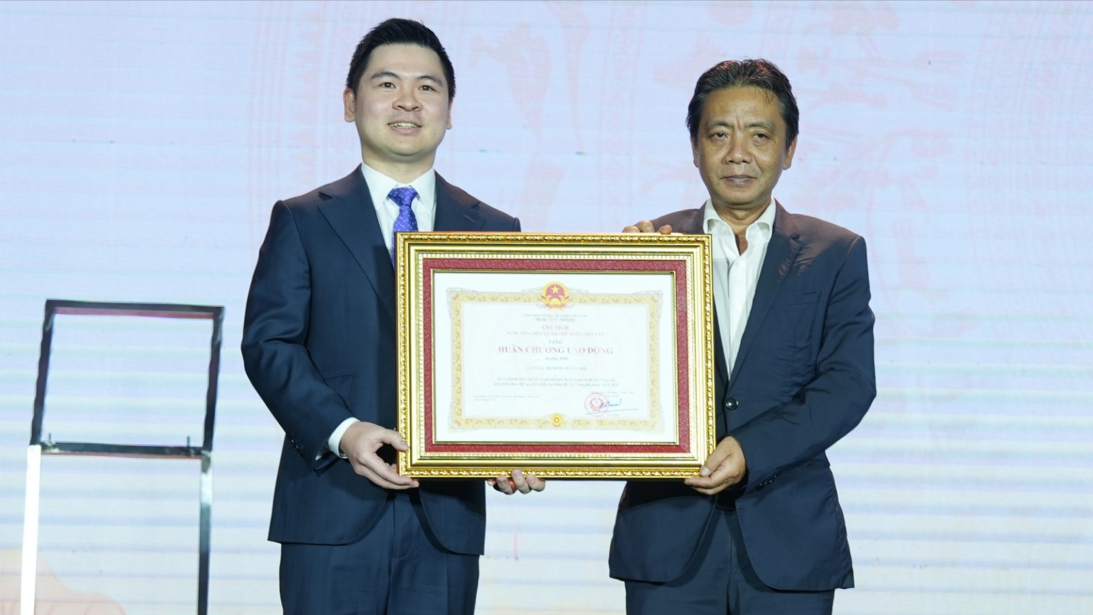 CLB Hà Nội nhận Huân chương Lao động hạng Nhì nhân 20 năm thành lập