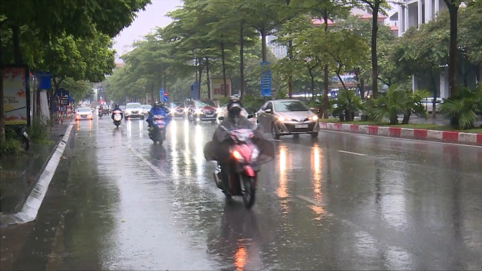 Hà Nội đón không khí lạnh trong tháng 6: 12 năm mới có một lần
